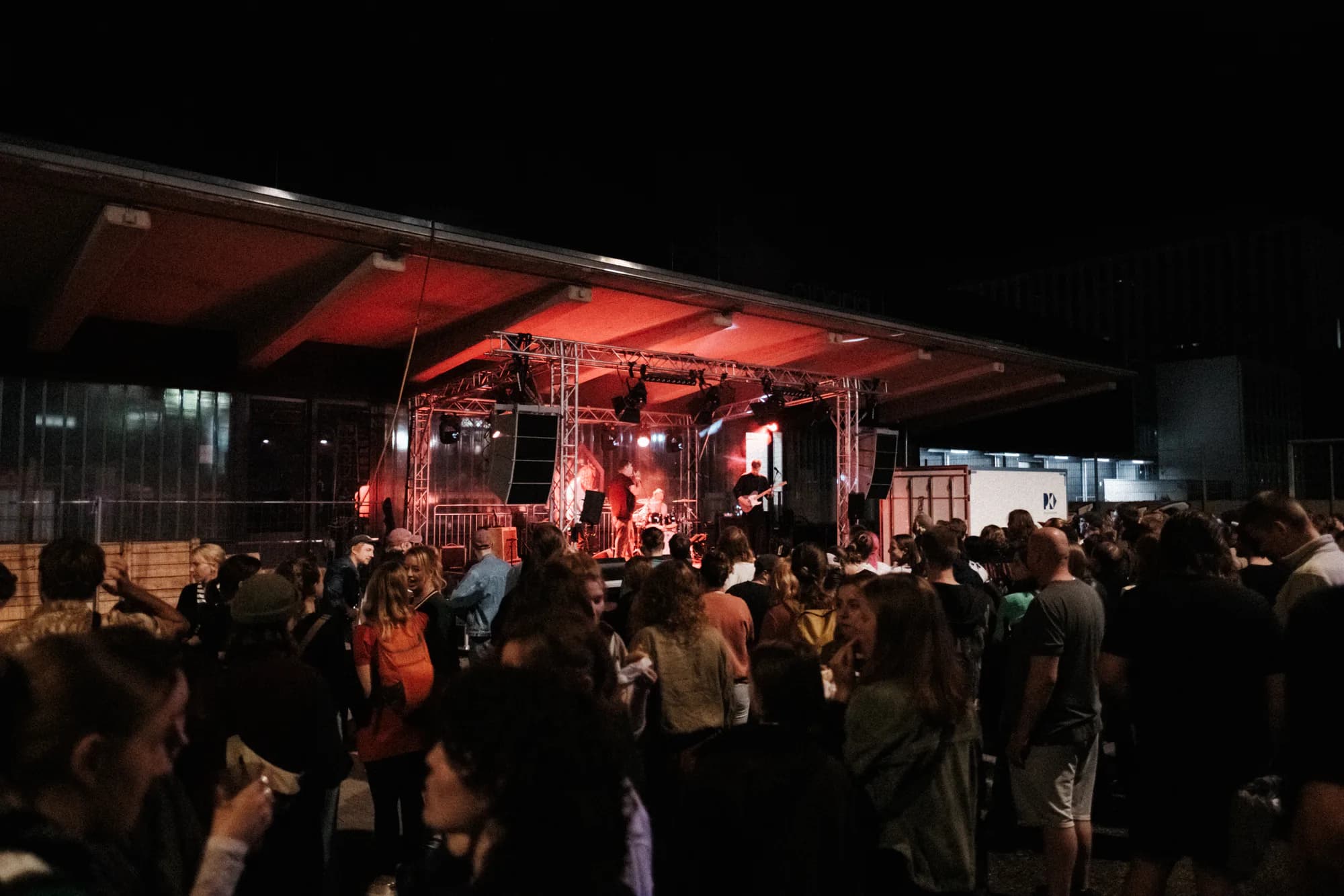 Menschen beim B-Side Festival 2025