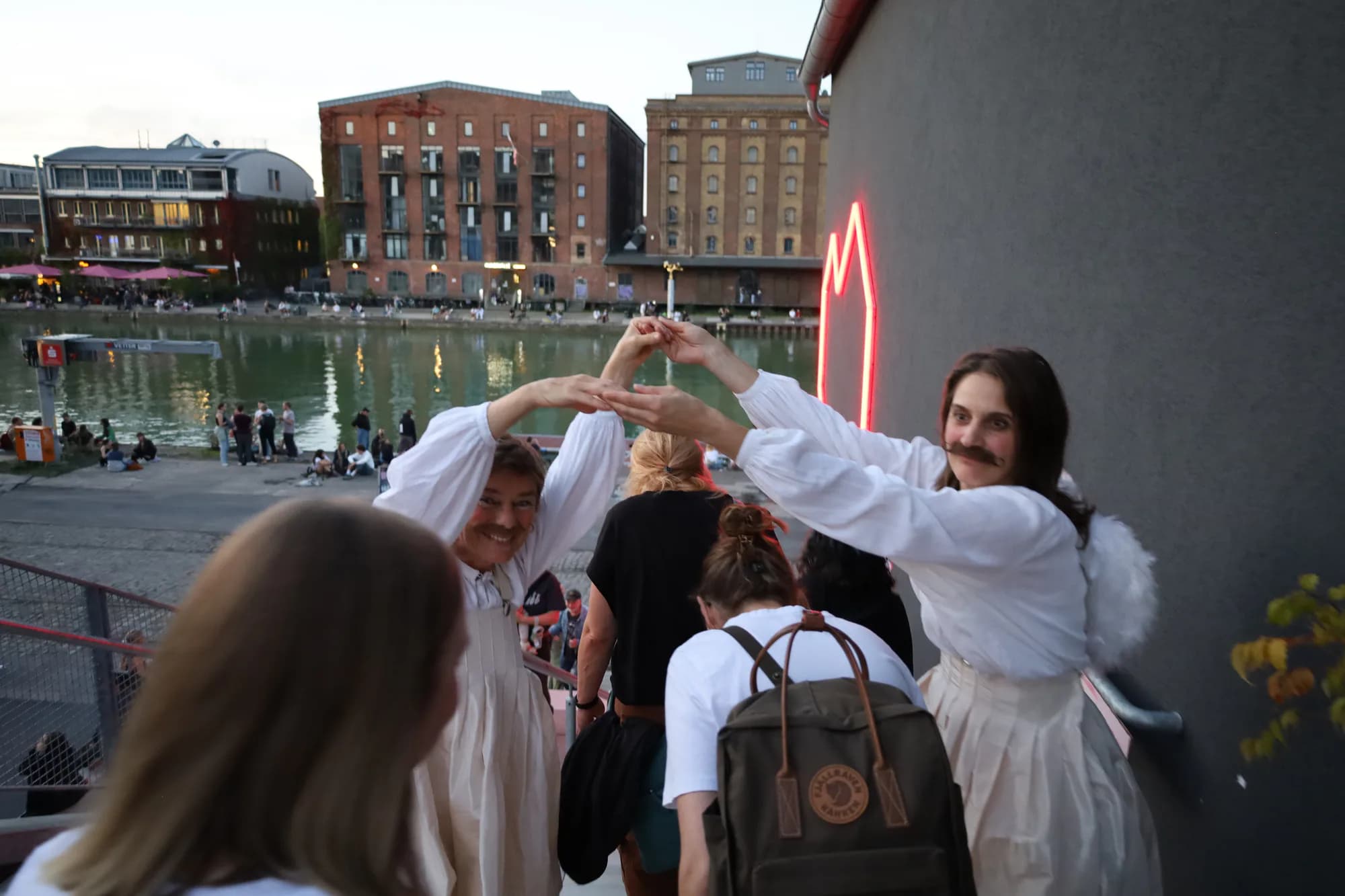 Gemeinsamer Moment beim B-Side Festival 2025
